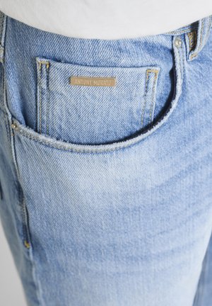 Hellblaue Jeans-Tasche mit einem kleinen rechteckigen Metalletikett, auf dem "ANTONY MORATO" steht, das über der Tasche aufgenäht ist.