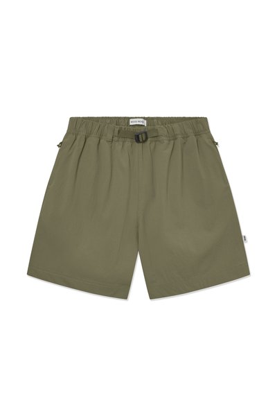 Olivegröna shorts i lättviktsmaterial, med elastisk midja, justerbar spänne och två sidofickor.