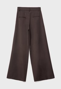 Pantalon à jambes larges de couleur brun foncé, présentant une texture lisse, deux poches arrière et une taille ajustée avec passants pour ceinture.