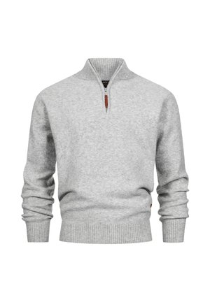 Grå sweater med kvart-zip krave, ribbede manchetter og kant, lavet af et blødt strikket materiale, med en læderdetalje på lynlåsen.