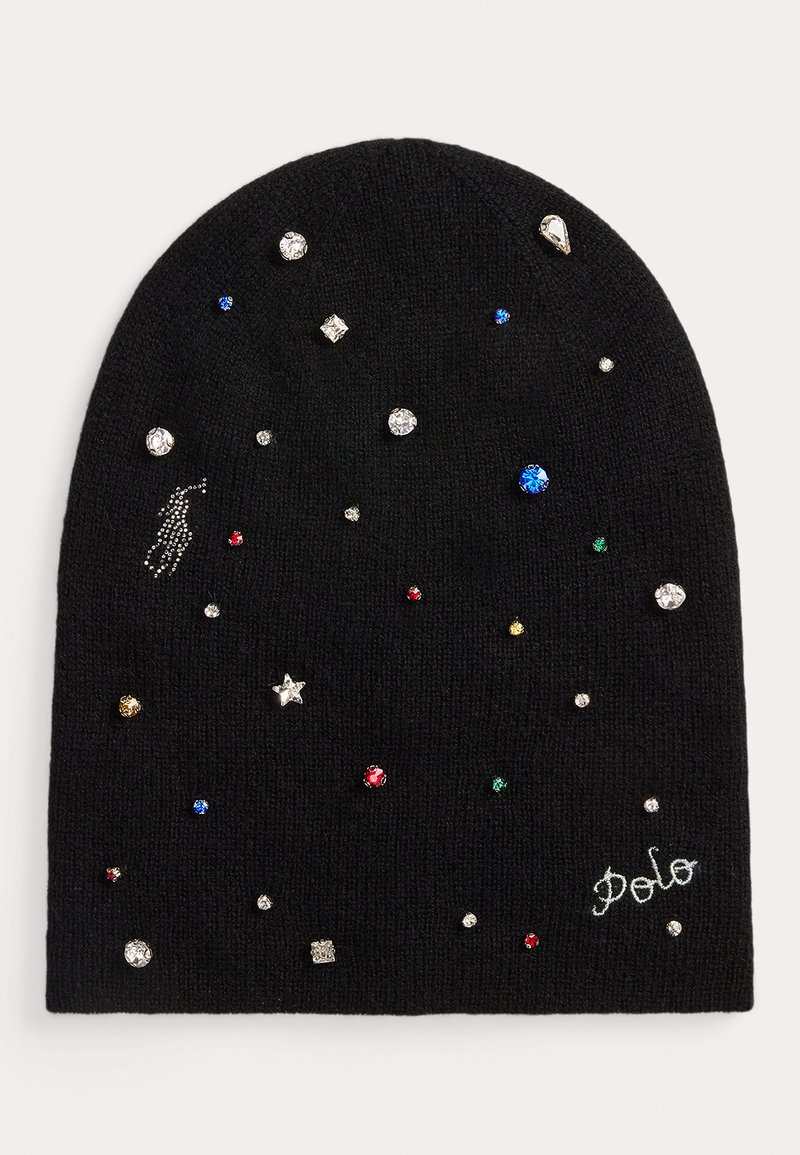 Μαύρο πλεκτό σκουφάκι με πολύχρωμες διακοσμήσεις σαν πολύτιμοι λίθοι, συμπεριλαμβανομένων αστεριών και σχημάτων, με πράσινη και λευκή ραφή που γράφει "Polo."