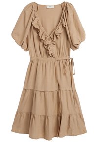 Bruine linnen jurk met een gelaagde rok, pofmouwen en een diepe V-hals met ruches langs de halslijn en een strikdetail in de taille.