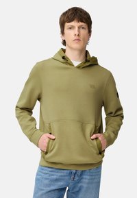 Olijfgroene hoodie met een capuchon met trekkoord en zijzakken; gemaakt van gladde stof met een subtiel logodetail op de borst.