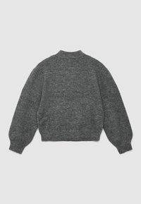 Grau gestrickter Pullover, kürzendes Design, runder Ausschnitt, gerippte Bündchen und Saum, dicke Textur und weiche Oberfläche. Keine sichtbaren Muster oder Verzierungen.