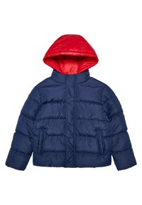 Doudoune bleu marine avec capuche rouge, fermeture éclair sur le devant et poches latérales, conçue pour les temps froids.