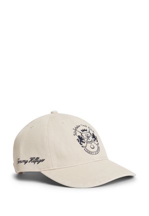 Berretto da baseball beige con logo Tommy Hilfiger ricamato, stemma con leoni, mazza da golf, pallina e testo "Silverlake Golf Club" sul pannello anteriore.