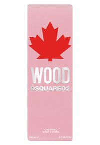 Scatola rettangolare rosa con un grafica di una foglia d'acero rossa; presenta testo argentato che recita "WOOD DSQUARED2" e "LOZIONE CORPO FANTASTICA." 200 ml.
