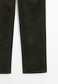 Pantaloni in corduroy verde scuro con texture a righe verticali, taglio dritto e cuciture visibili lungo i bordi. Nessun elemento metallico o decorativo visibile.