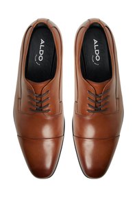 Hnědé kožené šněrovací boty s elegantním designem, kulatou špičkou a jemnými švy. Interiér má černou polstrovanou stélku.
