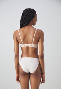 DORINA BLAIR - Krūtinę pakelianti liemenėlė - nude
