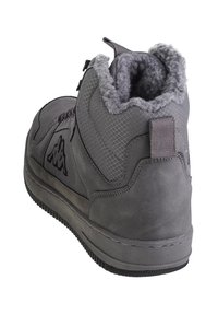 Grauer High-Top-Sneaker aus Wildleder und strukturiertem Material, mit flauschigem Futter, Mesh-Akzenten und verstärktem Fersenteil.