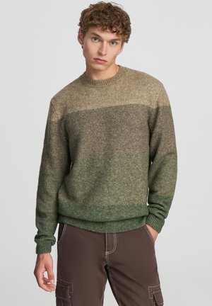 Maglione lavorato a maglia con un motivo a righe orizzontali in tonalità terrose di beige e verde. Maniche e orlo aderenti, texture morbida.