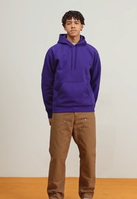 Carhartt WIP HOODED CHASE - Sweatshirt - tyrian/gold