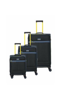 Trois valises à coque souple noires avec des poignées télescopiques jaunes, des poches avant zippées et des accents bleus, disposées de la plus petite à la plus grande.