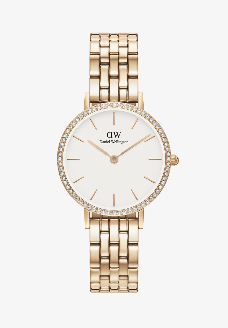 Goldfarbene Uhr mit einem runden weißen Ziffernblatt, einem kristallbesetzten Gehäuse und einem Metallarmband. Sie verfügt über schlanke Zeiger und minimale Markierungen.