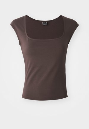 Brun kortermet topp med firkantet utringning, laget av glatt stoff. Har en tettsittende design og rene, sikk-sakk-kantede kanter.