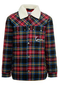 Randig jacka med mönster i röd, svart och blå. Har en vit shearlingkrage, två framfickor och en broderad logotyp på bröstet.