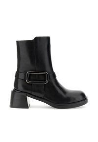 Botine negre din piele cu vârful rotunjit, toc gros tip bloc și o curea decorativă cu cataramă în jurul gleznei. Textură netedă.