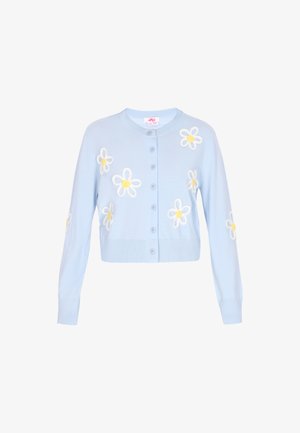 Gaiši zils adīts kardigāns ar baltu un dzeltenu ziedu izšuvumu, apaļu kakla izgriezumu, pogu aizdari un ribu oderēm piedurknēm un apakšmalai.