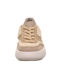 Beżowe sneakersy z teksturowanym, puszystym bocznym panelem, płaskimi sznurowadłami i grubą, białą gumową podeszwą. Gładkie skórzane akcenty tworzą kontrast.