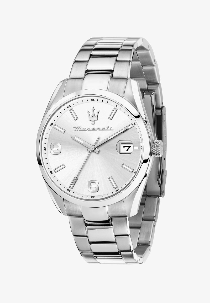 Silverfärgad klocka i rostfritt stål med en texturerad urtavla, siffror som markörer, datumvisning och en polerad armbandslänk. Har Maserati-märke.