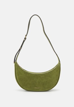 Borsa a spalla verde in suede con un design curvo e una tracolla nera regolabile. Presenta una chiusura zip e un logo sulla parte anteriore.