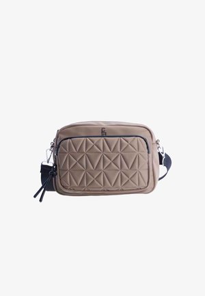 Bolso bandolera acolchado beige con un panel frontal texturizado, bolsillo con cremallera, correa ajustable y acentos de hardware metálico.