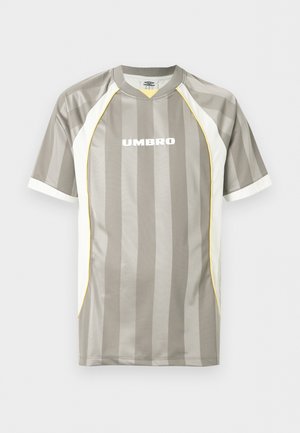 Tricou sport gri cu mâneci scurte, dungi verticale, panouri laterale albe cu margini galbene și logo-ul „UMBRO” centrat pe piept.