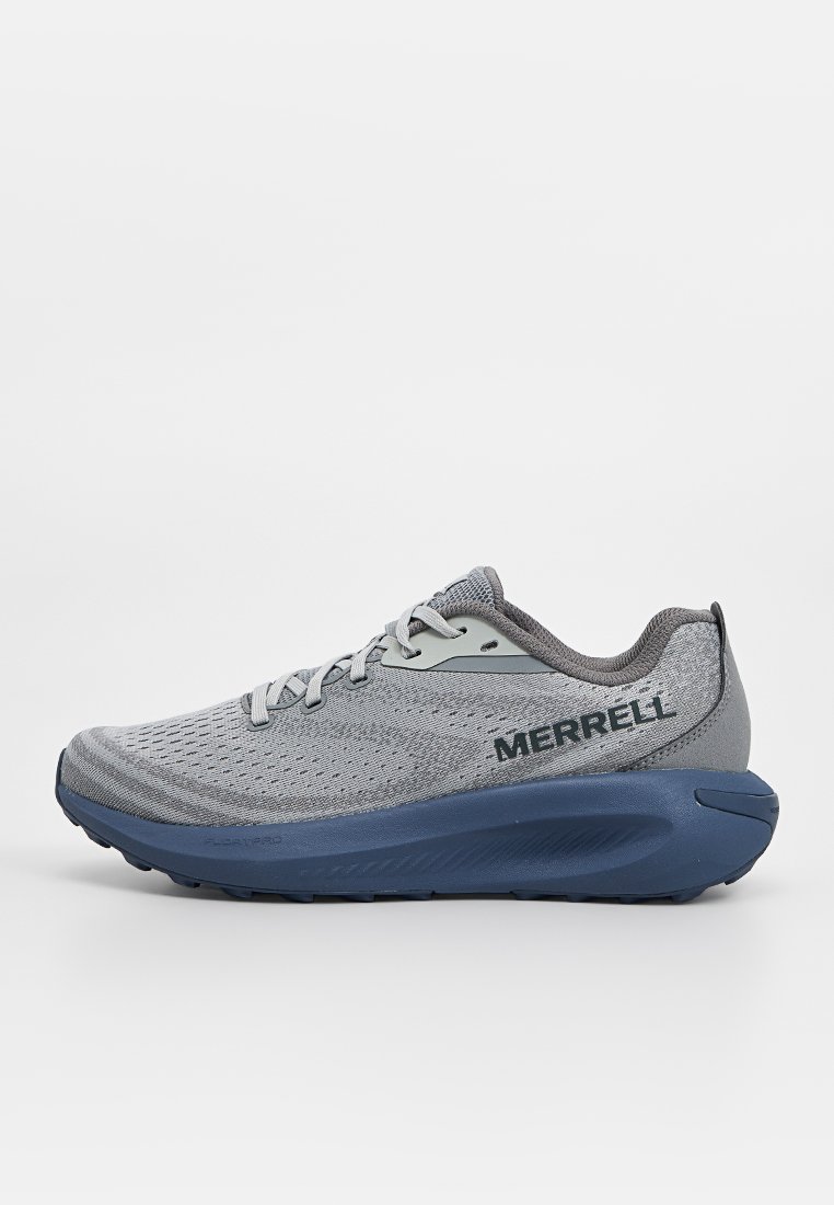 Zapatilla deportiva gris claro hecha de malla transpirable con suela de goma azul. Presenta punta redondeada, diseño con cordones y el logo "MERRELL" en el costado.