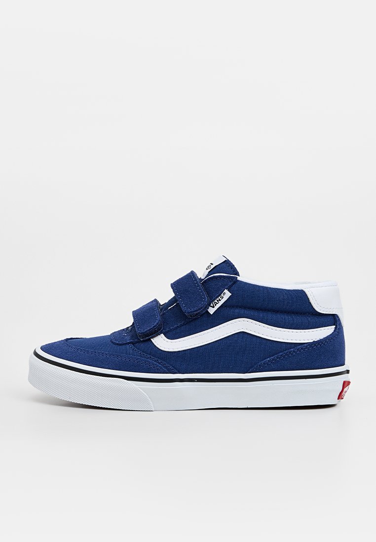 Marineblauwe canvas hoge sneakers met witte accenten, dubbele klittenbandsluitingen, zwarte buitenzool en klassiek streepdessin aan de zijkant.