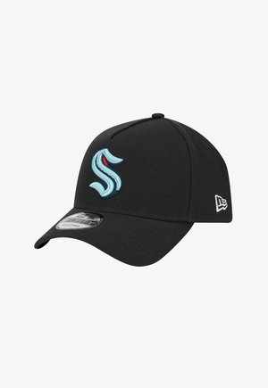 Schwarze Baseballmütze mit strukturiertem Kopfteil, gebogenem Schirm und einem gestickten hellblauen "S"-Logo auf der Vorderseite; mit Seitendetail des Logos.