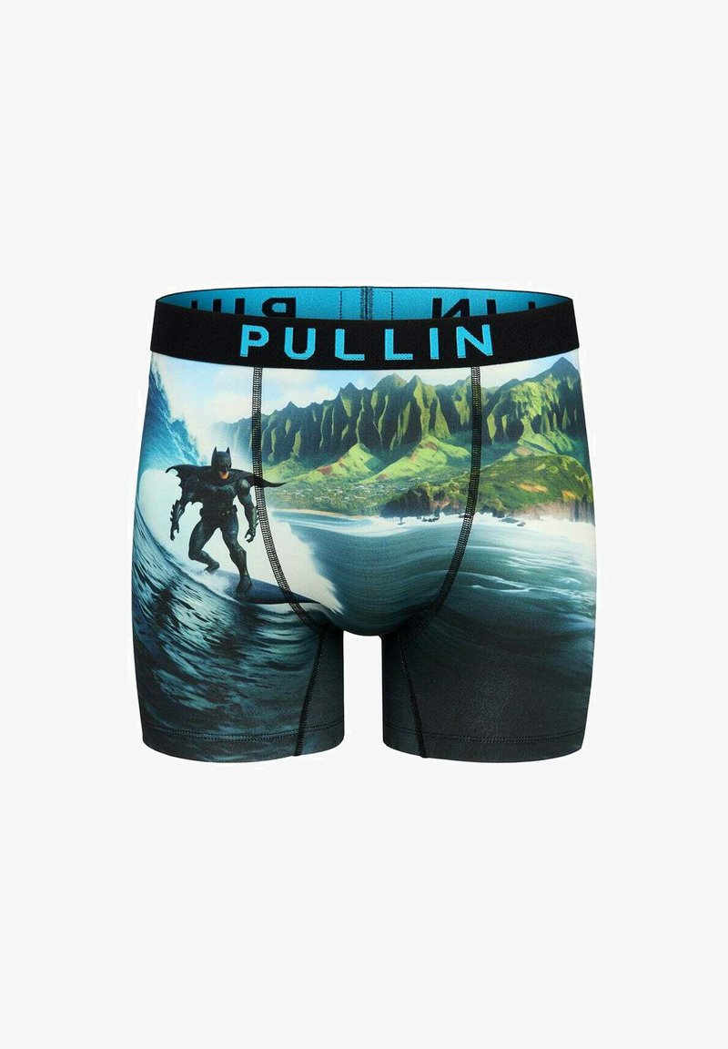 Boxer-briefs noirs avec une scène de surf colorée mettant en scène un personnage en costume noir, des vagues et un paysage détaillés, bande élastique avec le texte "PULLIN".