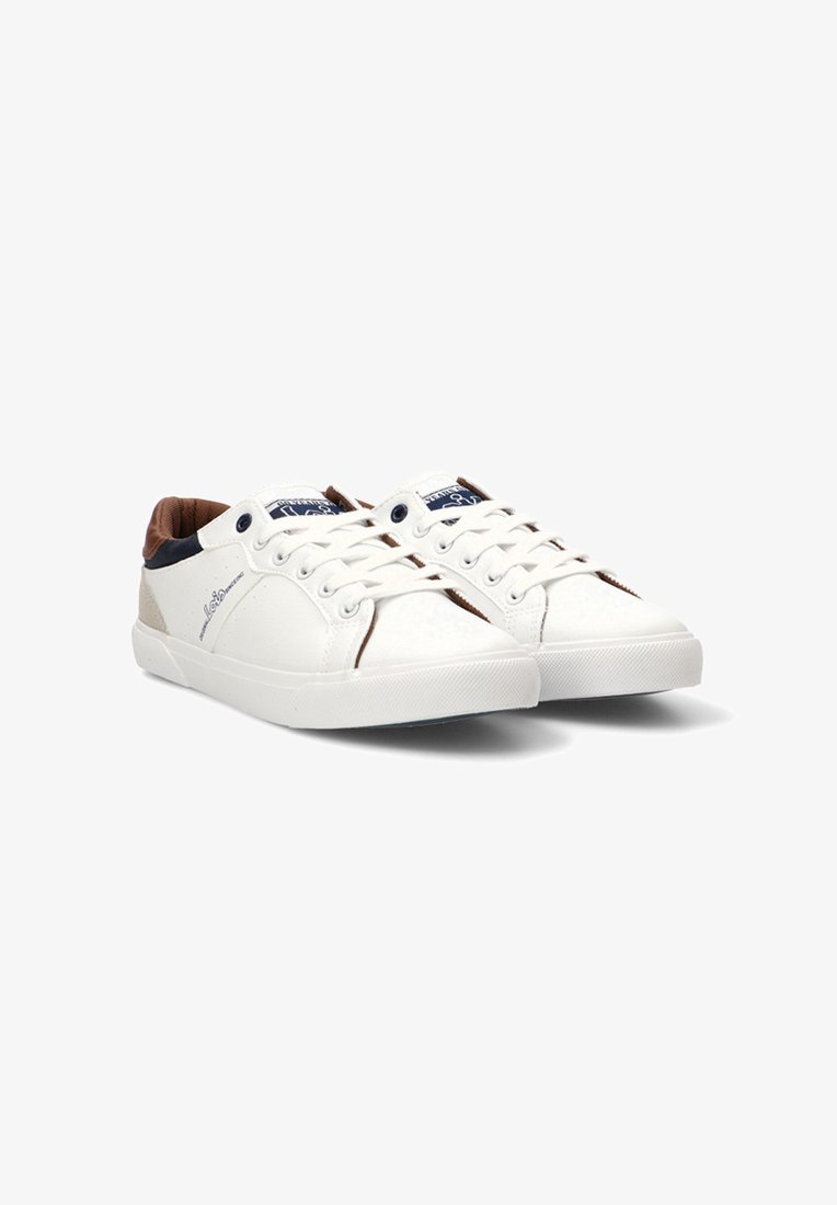 Zapatillas de lona blancas con detalles en marrón y azul marino, con cordones redondeados, suela de goma y sutiles detalles de costura. Diseño casual.