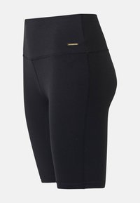 Shorts biker noirs taille haute en tissu lisse avec des lignes de couture visibles et un petit logo doré de la marque à la taille.