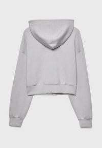 Gekürzter grauer Hoodie mit glatter Textur, großer Kapuze, lockeren Ärmeln sowie gerippten Bündchen und Saum. Minimalistisches Design ohne sichtbare Grafiken.