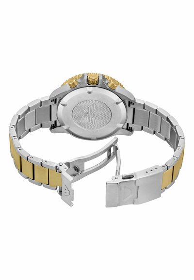 Orologio in acciaio inossidabile con una ghiera e una corona accentuate in oro. Caratterizzato da un bracciale a maglie argento e oro con chiusura pieghevole.