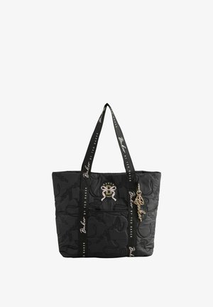 Sort quiltet tote taske med lange mærkede håndtag, frontlogo patch og guldfarvet Baker nøglering.