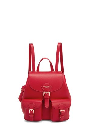 Sac à dos en cuir rouge avec poches avant à boucles, bretelles réglables et poignée supérieure, marqué « DIANA&CO FIRENZE » sur le rabat.