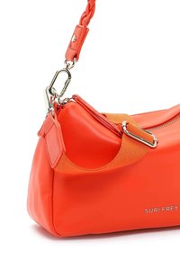 Sac à main orange vif avec des ferrures argentées, une bandoulière tressée, un coussinet d'épaule en tissu et une fermeture éclair, marqué du texte "SURI FREY".