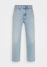 Vaaleansiniset suoralahkeiset farkut, joissa on klassinen nappi- ja vetoketjutasku, viiden taskun malli ja hienovarainen kulutettu pinta.