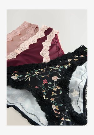 Kolme paria naisten alushousuja: yksi vaaleanpunainen, yksi viininpunainen ja yksi musta kukkakuosi. Kaikissa on hienostunut pitsireunus ja pehmeä kangas.