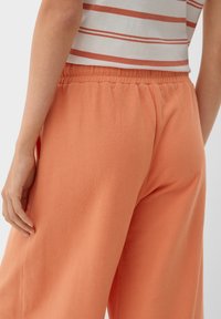 s.Oliver Spodnie materiałowe