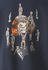 Maglietta blu navy con una grafica che presenta più figure stilizzate e un grande volto con barba, in colori chiari e scuri che aggiungono profondità.