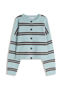 Błękitny krótki kardigan wykonany z miękkiego materiału, z ciemnobrązowymi poziomymi paskami, pięcioma guzikami z przodu oraz ściągaczami na mankietach.