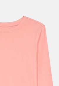 Μακρυμάνικο t-shirt από βαμβάκι σε ανοιχτό ροζ χρώμα. Διαθέτει στρογγυλή λαιμόκοψη με απαλή υφή και ελάχιστες λεπτομέρειες ραφής στους ώμους.