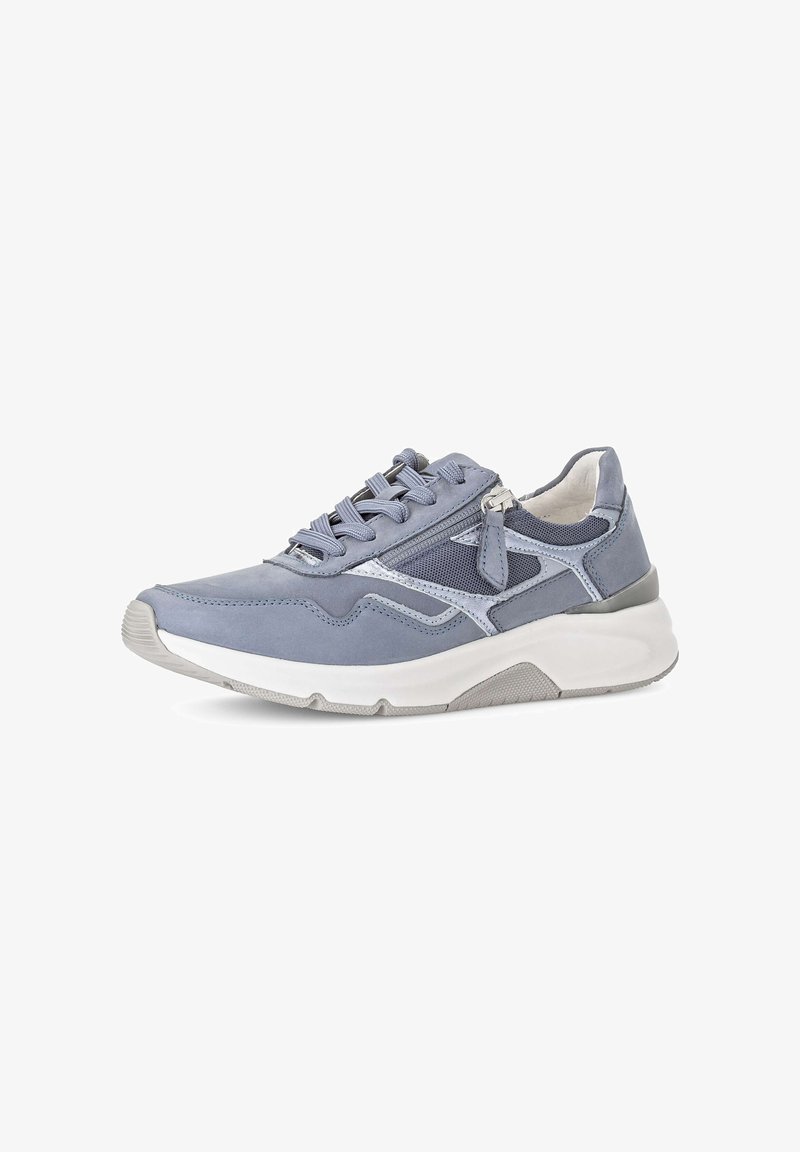Chaussure de sport bleu clair avec des panneaux en mesh, fermeture à lacets à l'avant, fermeture éclair latérale et semelle blanche épaisse, présentée sur fond blanc.