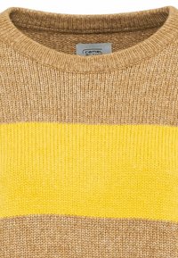 Brun strikket sweater med en bred vandret gul stribe, der har en rund halsudskæring og et blødt, struktureret stof. Mærket siger "camel active."