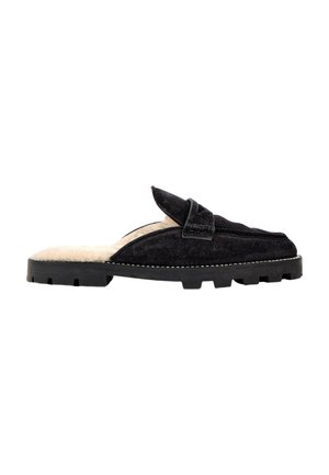 Sort slip-on loafer med kraftig rillesål og beige blødt for, med en dekorativ rem over toppen.