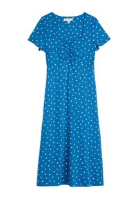 Blå klänning med korta ärmar, rundad halsringning och rynkad framdel; har vita prickar över hela och en slät textur.