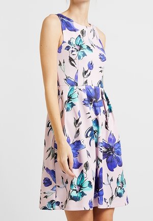 Ärmelloses Kleid mit Blumenmuster aus weichem rosa Stoff, verziert mit blauen und schwarzen Blumen, A-Linien-Silhouette, mit tailliertem Oberteil und ausgestelltem Rock.